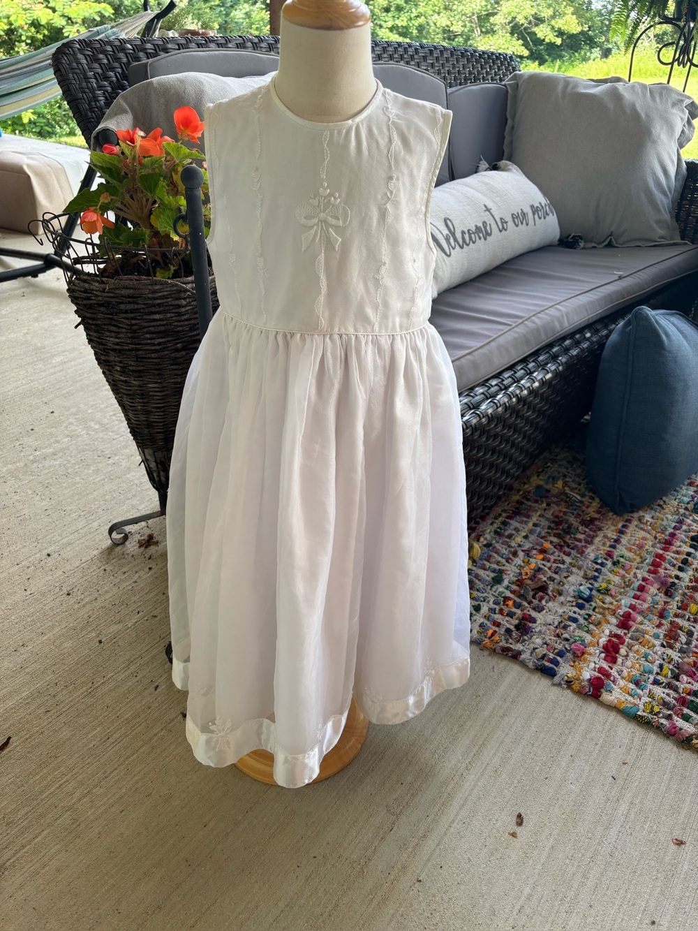 Strasberg Girls White Embroidered Sleeveless Dress sz6